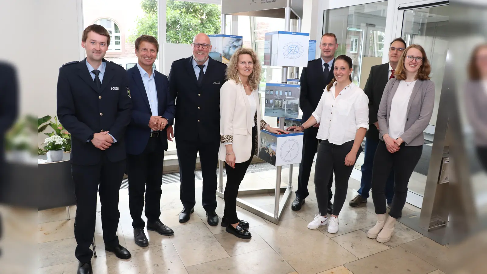 Bei der Eröffnungsfeier (v.l.): PR Sven Harrsen (in Vertretung für den Abteilungsleiter Polizei der KPB Höxter), Landrat Michael Stickeln, PHK Andre Mönsters (ZeBuS, Organisation Teaser-Ausstellung), Agnes Wrazidlo (wissenschaftl. Mitarbeiterin ZeBuS), EPHK Sebastian Müller (Leiter Polizeiwache Höxter), KOKin Franziska Seck (stellv. Extremismusbeauftragte KPB Höxter), Norbert Sentler (Personalrat KPB Höxter), Annemarie Berghoff (stellv. Gleichstellungsbeauftragte KPB Höxter). (Foto: Kreispolizeibehörde Höxter)