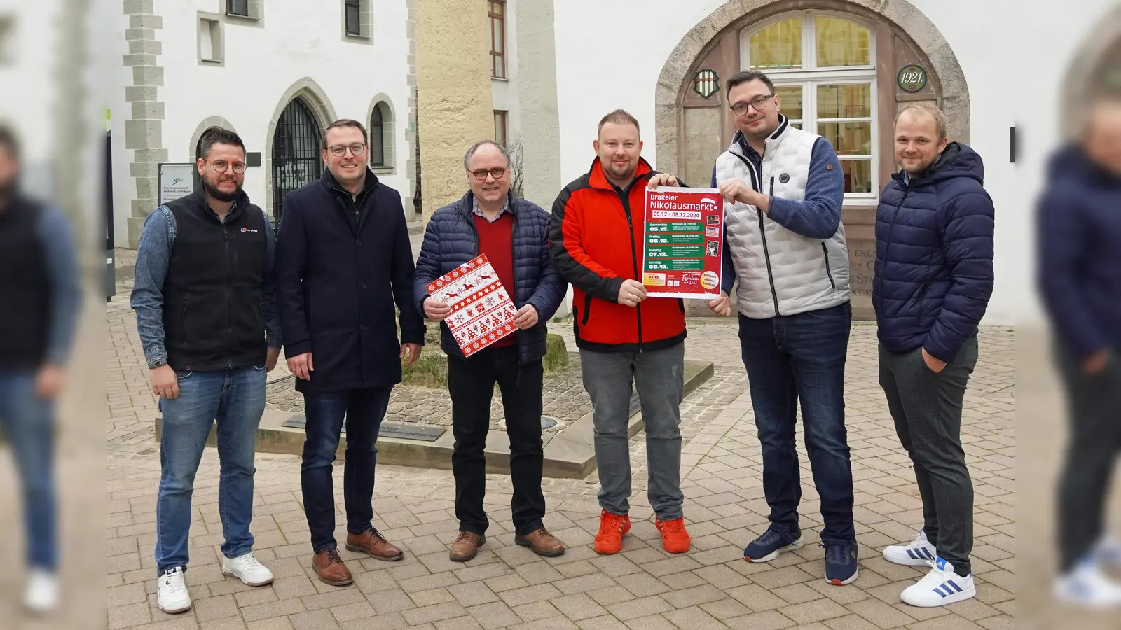 Die Organisatoren laden zum Brakeler Nikolausmarkt ein: (v.l.n.r.) Marktmeister Benedikt Gönnewicht, Alexander Kleinschmidt, Rainer Schäfers, Markus Härmens, Andreas Tebbe sowie Jonas Denecke (alle Werbering). (Foto: Stadt Brakel)