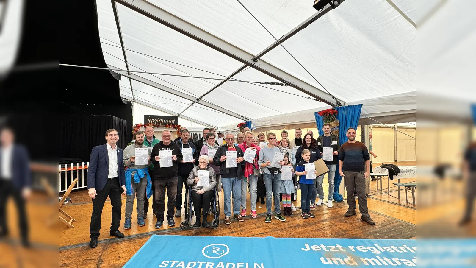 Die Teilnehmerinnen und Teilnehmer der Urkundenverleihung freuen sich mit Bürgermeister Tobias Scherf, Stefanie Hüser-Dierkes (Klimaschutzbeauftragte) und Jan Kolditz (Mobilitätsbeauftragter) über die gelungene Aktion. (Foto: Stadt Warburg)