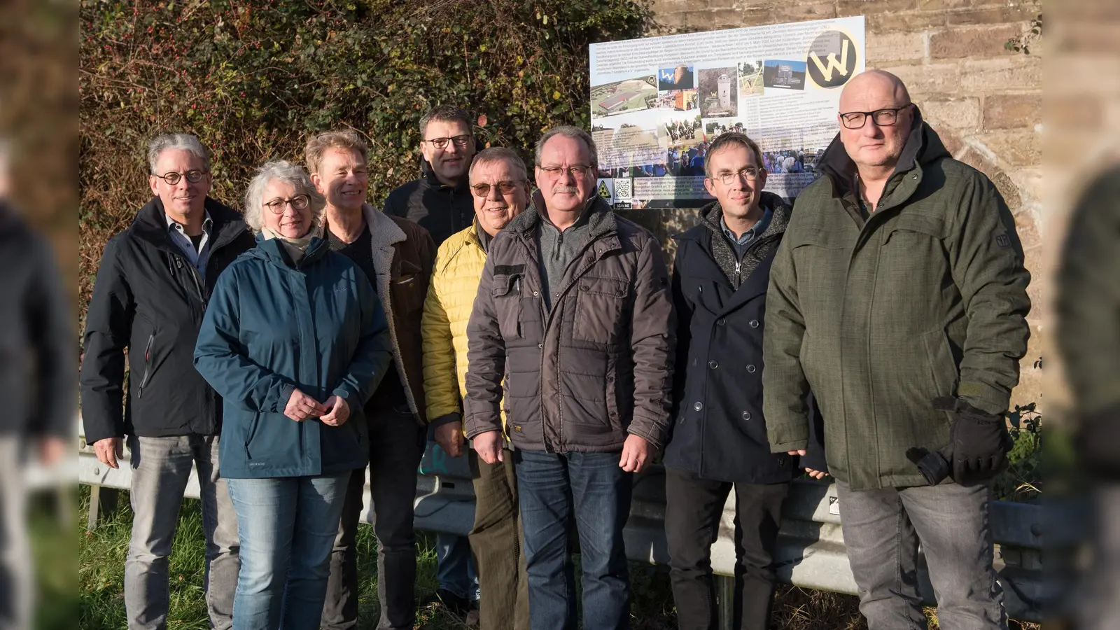 BI-Vorstand mit Bgm. Dittrich vor der Info-Tafel in Bad Karlshafen. (Foto: Markus Löschner)