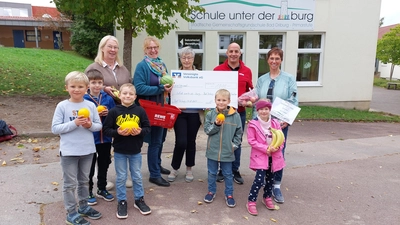 Freuen sich auf frisches Obst und Gemüse (v.l.): Marion Oeynhausen, Katja Hübner, Adelheid Fromme, Lars Markus, Michaela Menne-Nolten sowie die Kinder der Schule unter der Iburg. (Foto: privat)