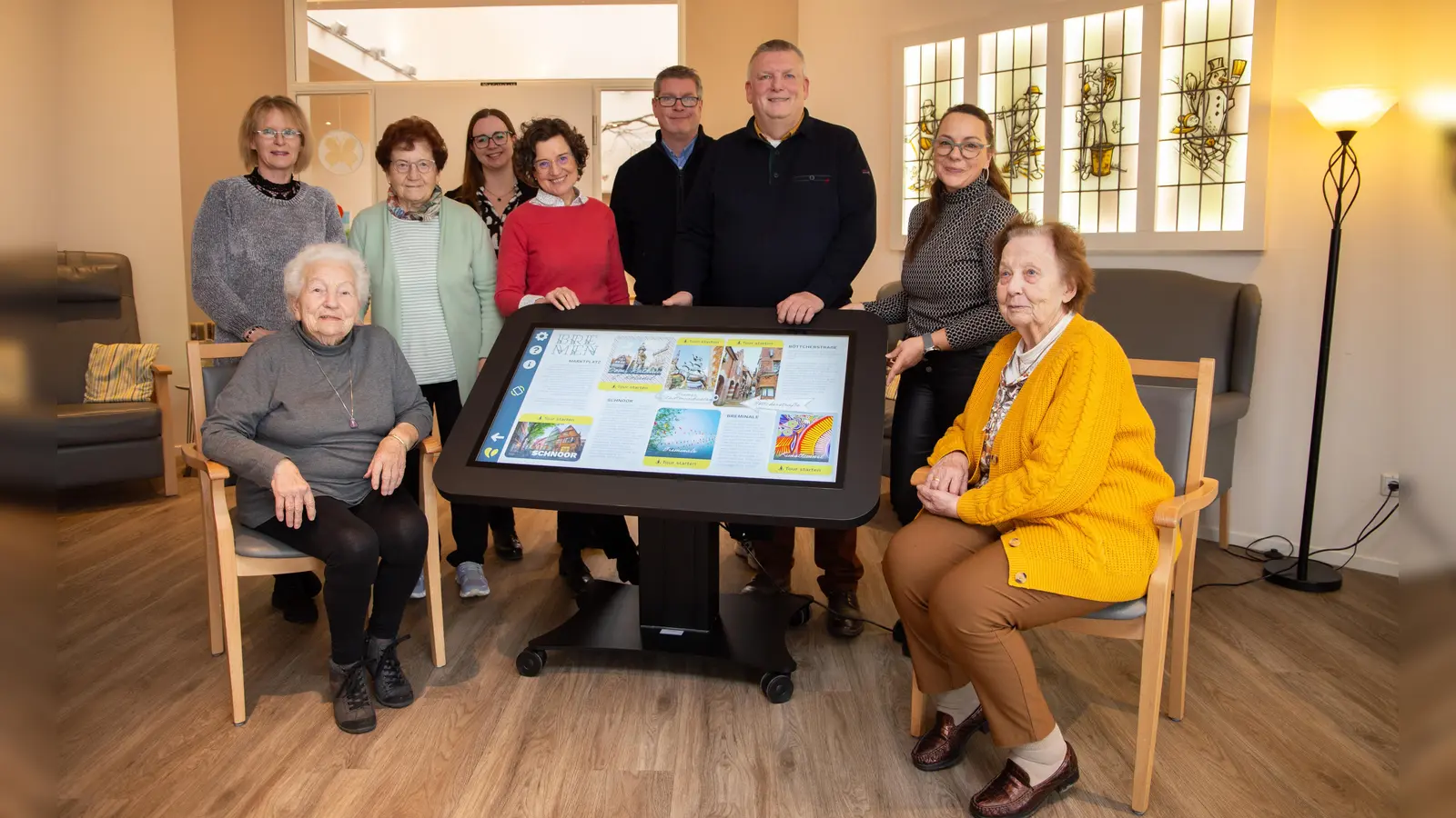 Im St. Josef Seniorenhaus in Bökendorf wurde der neue „Care Table” bereits getestet (v.l.): Betreuungskraft Monika Pedazus, Ursula Schneider, Hildegard Köhne, Stephanie Mai (Stabsstelle Altenhilfe), Petra Murrenhoff (Spezialistin für betriebliche Gesundheitsförderung der AOK NordWest), Einrichtungsleiter Marc Finke, KHWE-Geschäftsführer Christian Jostes, Betreuungskraft Marion Brus-Warneke und Gisela Rode.  (Foto: KHWE)