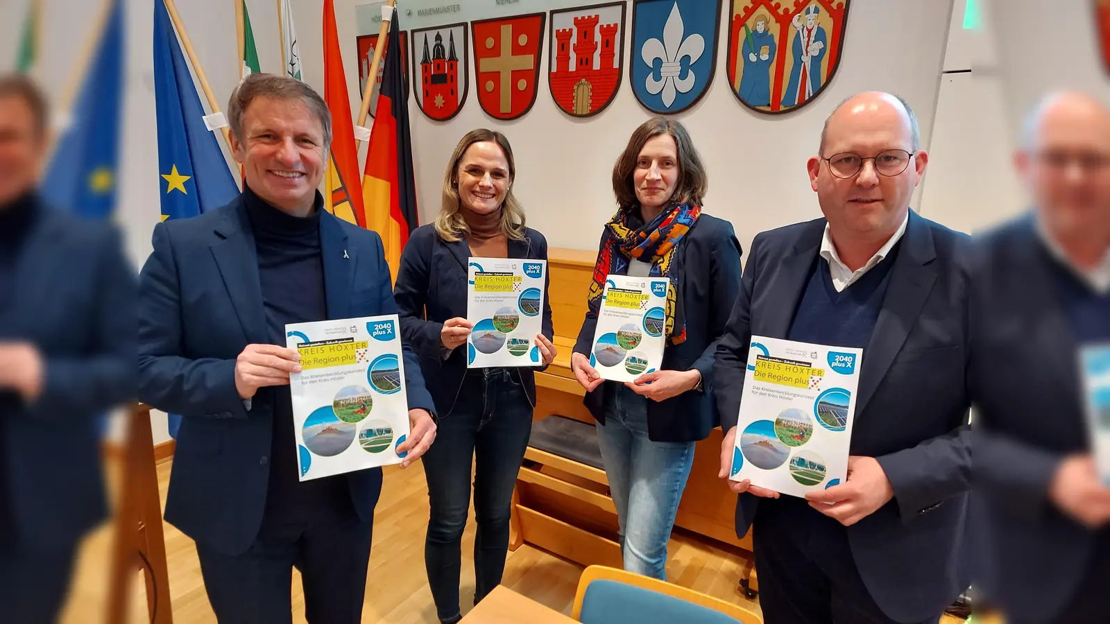 Sie haben den Startschuss zur Umsetzung des Kreisentwicklungskonzepts gegeben (v.l.): Landrat Michael Stickeln, Sarah Thiet (Leiterin der Abteilung Gemeinschaftsbüro Landrat beim Kreis Höxter), Petra Bammann (Beraterfirma CIMA aus Hannover) und Michael Stolte (Geschäftsführer der Gesellschaft für Wirtschaftsförderung im Kreis Höxter). (Foto: Kreis Höxter)