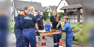 Die „Wassersänfte” erforderte Team-Arbeit.  (Foto: Barbara Siebrecht)