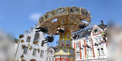 Wenn es nicht da wäre, würde dem Annentag was fehlen: Das Kettenkarussel vor dem Rathaus. (Foto: Marc Otto)