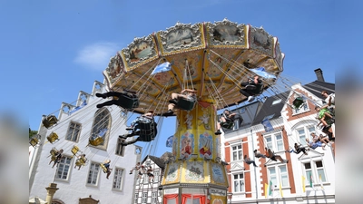 Wenn es nicht da wäre, würde dem Annentag was fehlen: Das Kettenkarussel vor dem Rathaus. (Foto: Marc Otto)