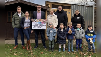 Bei der Spendenübergabe dabei (v.l.): Jerome Major (Lebenshilfe Höxter), Susanne Scholz und Andreas Tebbe (beide Allianz), Melanie Krause und Christoph Lessmann (beide Lebenshilfe Höxter) sowie Kinder der KiTa Mühlenwinkel. (Foto: privat)