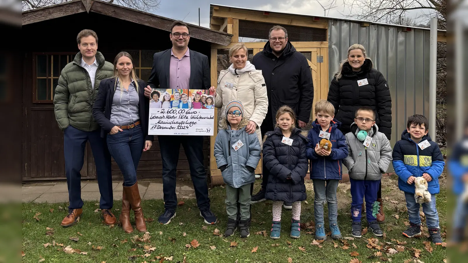 Bei der Spendenübergabe dabei (v.l.): Jerome Major (Lebenshilfe Höxter), Susanne Scholz und Andreas Tebbe (beide Allianz), Melanie Krause und Christoph Lessmann (beide Lebenshilfe Höxter) sowie Kinder der KiTa Mühlenwinkel. (Foto: privat)