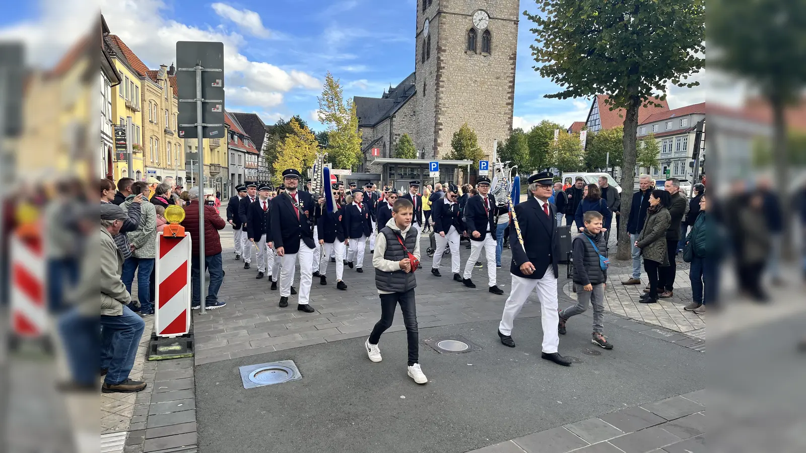 Umzug der Spielmanns- und Fanfarenzüge (Foto: Julia Sürder)