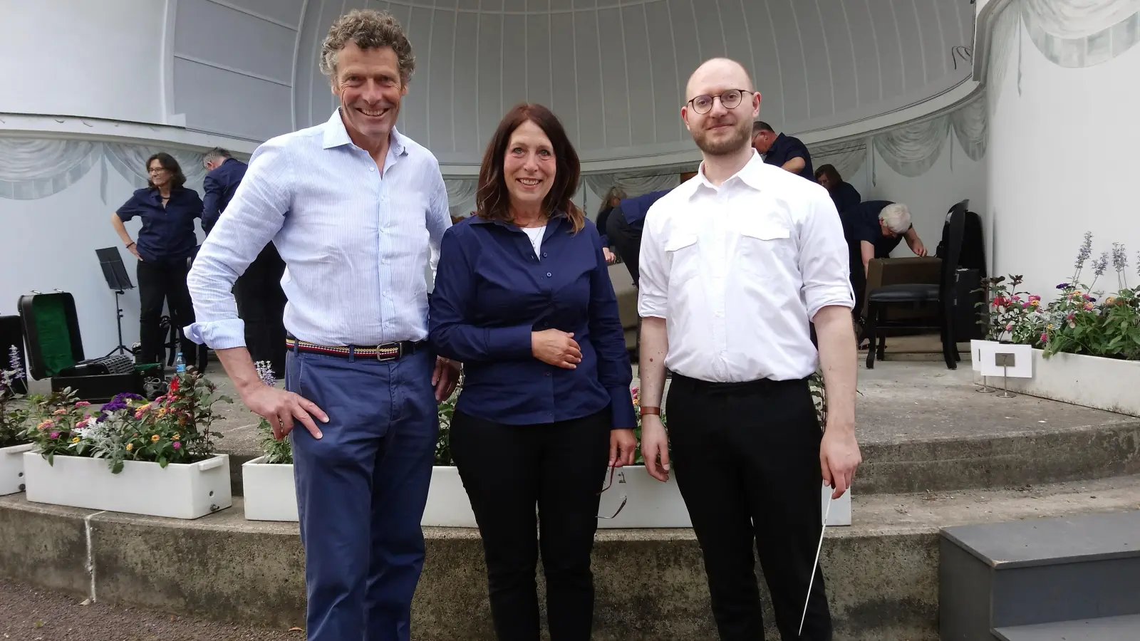 Der Orchesterleiter Markus Gellrich (rechts), Monika Sude (Mitglied des Akkordeon Orchesters und Mitarbeiterin der Diotima-Gesellschaft) sowie Marcus Graf von Oeynhausen-Sierstorpff freuten sich über den gelungenen Abend. (Foto: Doris Dietrich)