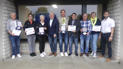 Freuen sich über die Auszeichnung (v.l.): Jürgen Grabs, Ute Notbohm, Kerstin Reuter, Bernd Wiesendorf, Christoph Just, Tobias Fischer, Michael Scholz, Katja Scholz und KSB-Geschäftsführer Steve Sander. (Foto: Kreissportbund Holzminden)