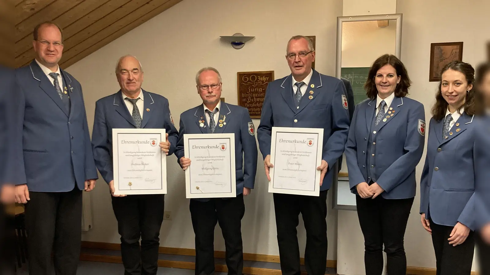 (v.l.) Vorsitzender Stefan Schauf, Ehrenmitglieder Andreas Becker, Wolfgang Götte, Peter Moors, Schriftführerin Stephanie Schwickert und die stellvertretende Vorsitzende Kathrin Block. (Foto: Musikverein)