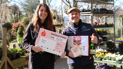 Isabel Sagel (Beraterin von donum vitae) und Matthias Nickel (Marktleiter Wesergarten) bei der Spendenübergabe. (Foto: privat)