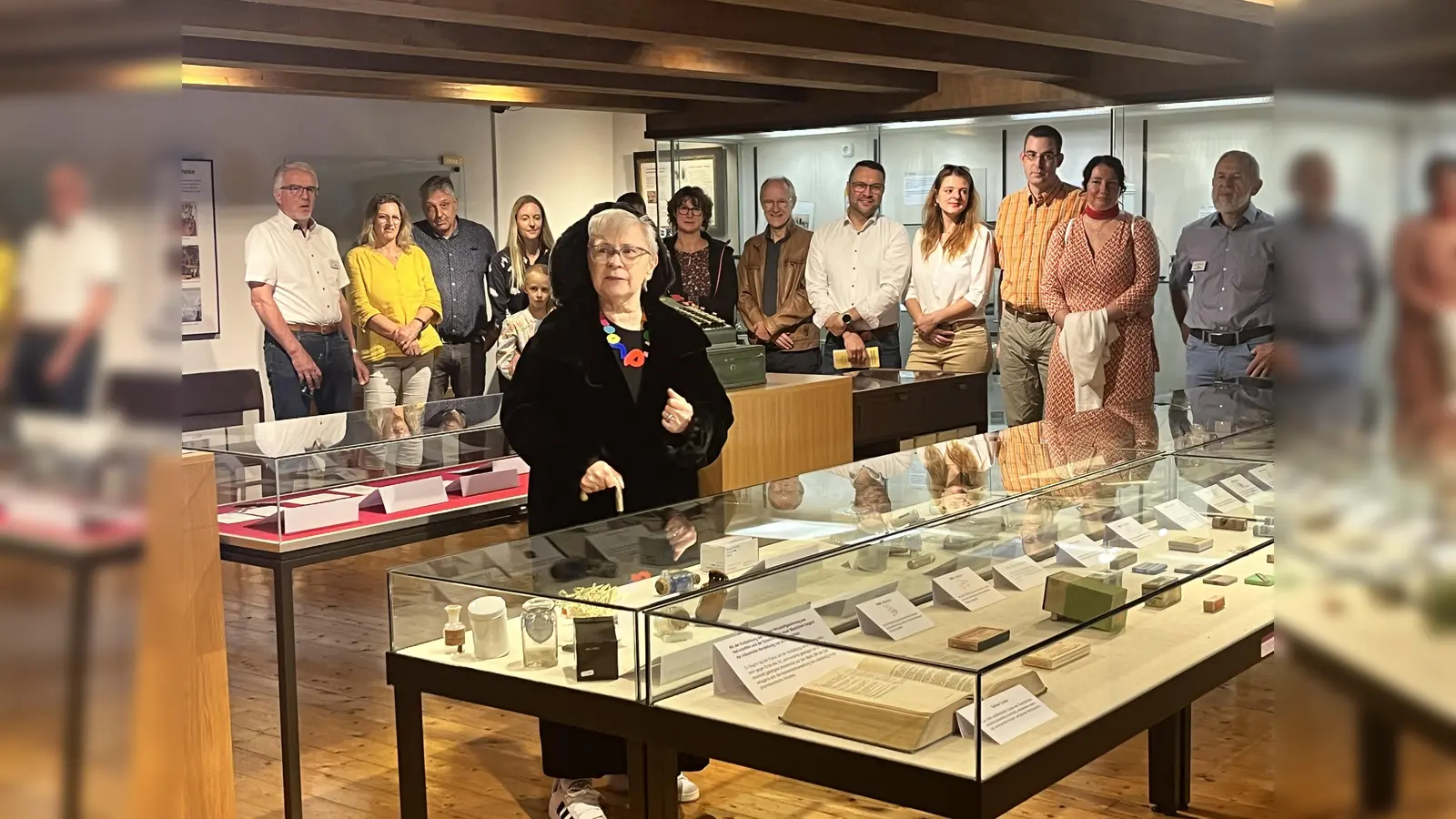 Christa Figur gab in der Rolle des Apothekers einen kurzweiligen Überblick zur neuen Sonderausstellung.  (Foto: Julia Sürder)