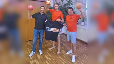 Anwurf zum FSJ! HSG-Chef Christopher Böhm (links) und SC-Vorsitzender Jörg Grabowsky begrüßen Linus Reiher mit einem Fan-Shirt der HSG Schoningen/Uslar/Wiensen.<br> (Foto: privat)