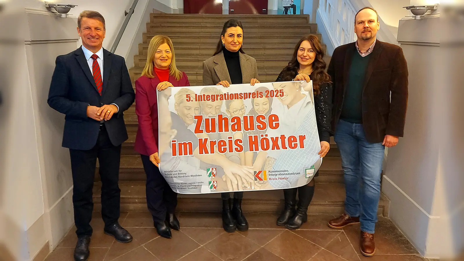 Landrat Michael Stickeln (von links), Filiz Elüstü (Teamleiterin des Kommunalen Integrationszentrums), Elif Bozkurt (Kommunales Integrationszentrum), Kreisdirektorin Manuela Kupsch und Dominic Gehle (Leiter der Abteilung Bildung und Integration) freuen sich auf die Bewerbungen für den Integrationspreis des Kreises Höxter. Bewerbungsschluss ist der 17. April. (Foto: Kreis Höxter)