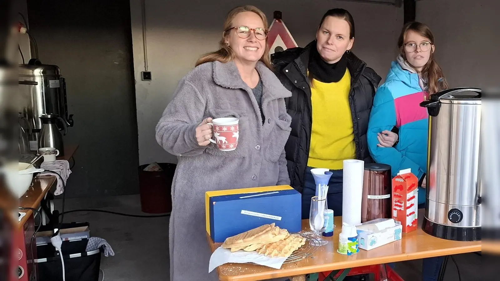 Sorgten für leckere Waffeln (v.l.): Diana Even, Monika Gievers und Anna Gievers. (Foto: privat)