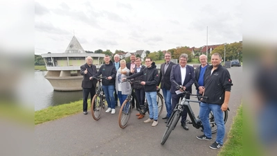 Klaus Dieter Brandstetter (TSWE), Tom Schäfer (Bad Arolsen), Erster Kreisbeigeordneter Karl-Friedrich Frese, Gabi Garthe (TSWE), Bürgermeister Marko Lambion (Bad Arolsen), Bürgermeister Tobias Scherf (Warburg), Tobias Rückschloß (Bad Arolsen), Bürgermeister Hendrik Vahle (Volkmarsen), Bürgermeister Klaus Friedrich (Korbach), Marc Müllenhoff (Korbach), Benjamin Mielke (Volkmarsen). (Foto: Touristik Service Waldeck-Ederbergland)