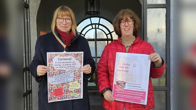 Astrid Geldbach (Leiterin des Gemeindecafe´s Miteinander) und Petra Reinken<br>(Vorsitzende des Ortskirchenvorstands) stellen die Aktion vor. <br> (Foto: Ev. Kirche)