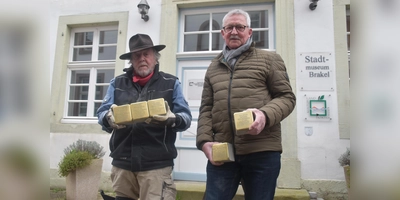 Der Künstler Gunter Demnig und Michael Markus, Schriftführer des Heimat- und Museumsverein Brakel bei der Verlegung der Stolpersteine.  (Foto: Barbara Siebrecht)