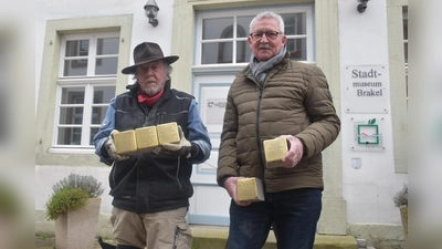 Der Künstler Gunter Demnig und Michael Markus, Schriftführer des Heimat- und Museumsverein Brakel bei der Verlegung der Stolpersteine.  (Foto: Barbara Siebrecht)