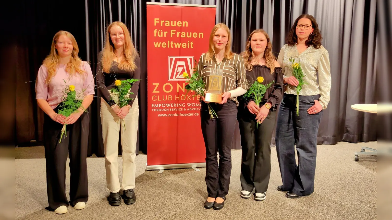 Preisverleihung (v.l.): Viola Hennig, Hüffertgymnasium Warburg, Lina-Marie Scholand, Gymnasium Marianum Warburg, Tabea Maier, Gymnasium Marianum Warburg (Preisträgerin 2025), Stella Schicht, Gymnasium Beverungen, Michele Bachmann, Internat Solling Holzminden. Nicht im Bild ist Milena Bach, Gymnasium Marianum Warburg. (Foto: privat)