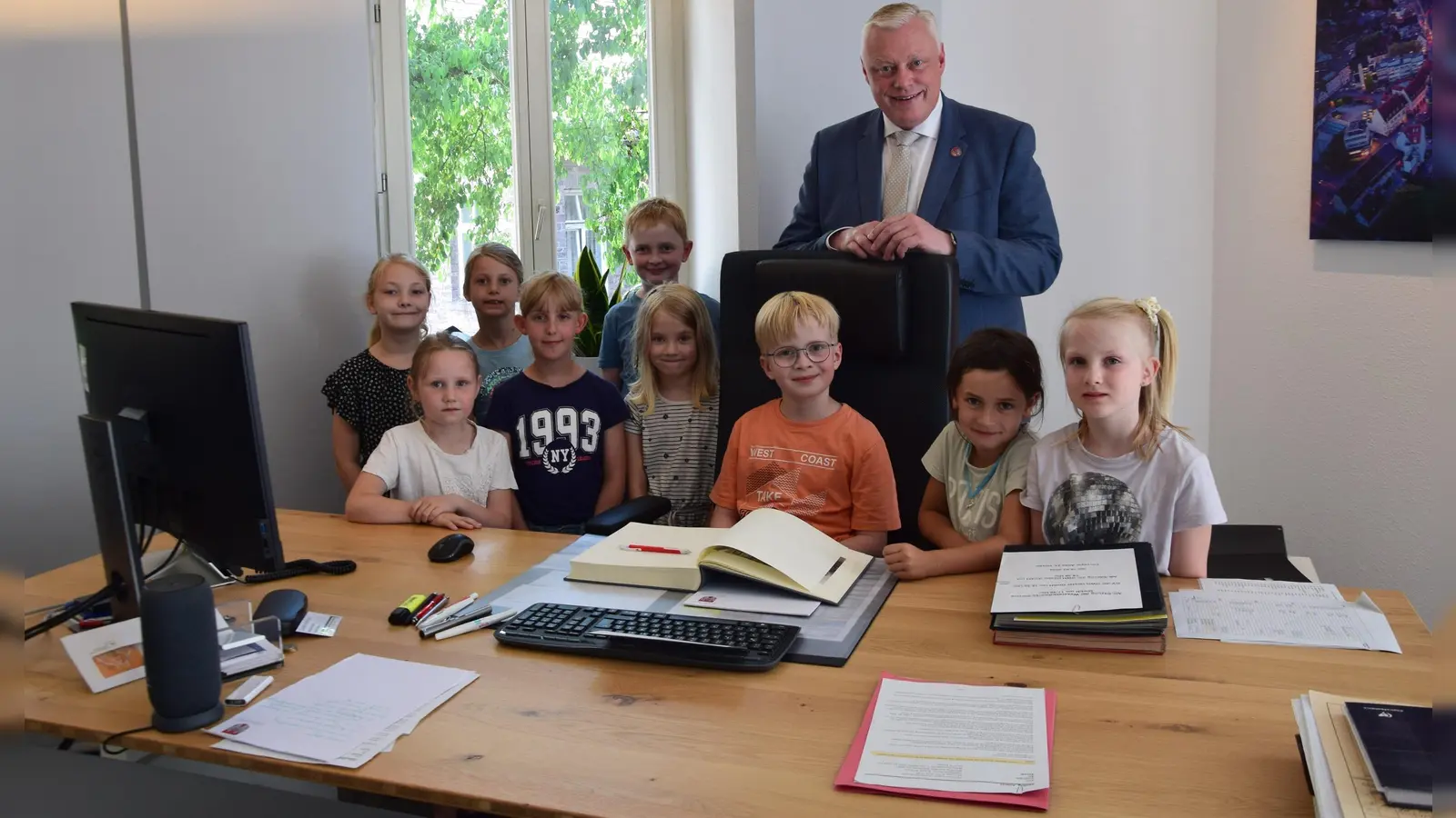 Einmal auf dem Stuhl des Bürgermeisters sitzen. Für die Kinder ergab sich diese einmalige Möglichkeit. Hier nimmt der 8-jährige Timo Platz und trägt sich zur Erinnerung in ein Gästebuch der Stadt Höxter ein. (Foto: Stadt Höxter)