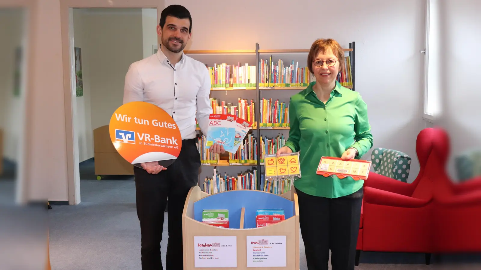 Jan Daniel Bremer, VR-Bank, und Büchereileitung Heike Leupold bei der Spendenübergabe. (Foto: Stadt Holzminden)