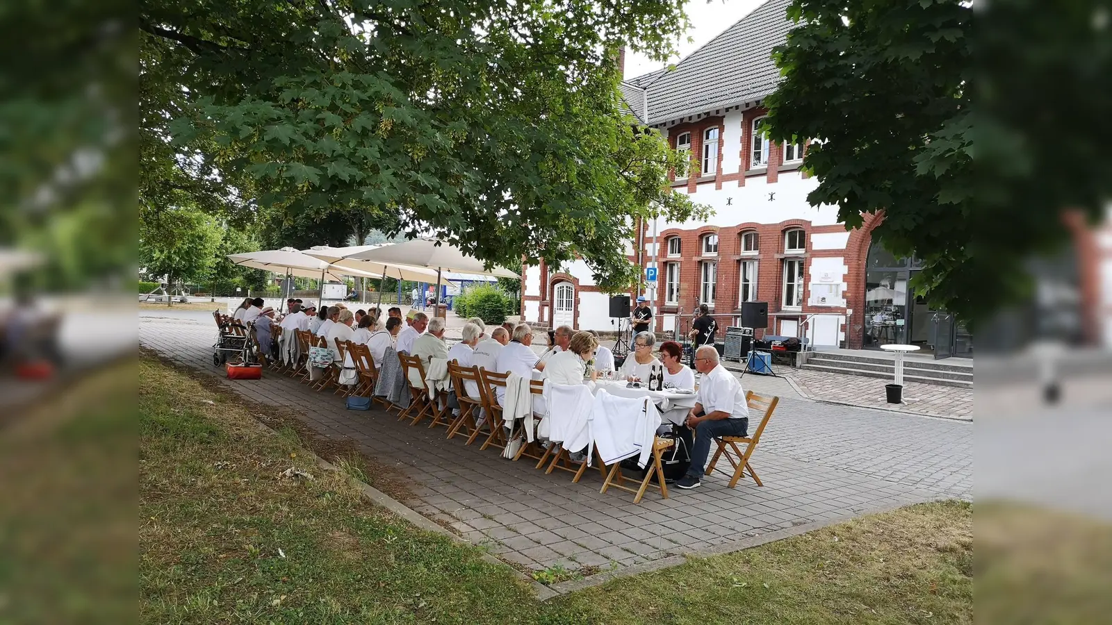 Weiße Tafel vorm Bahnhof Hümme. (Foto: I. Seidenstücker)