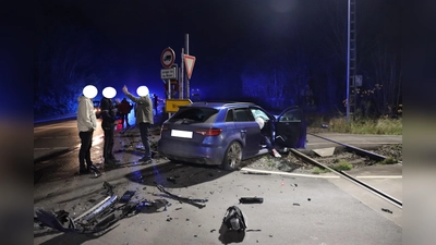 Auch der Bahnübergang bei Wrexen musste gesperrt werden. (Foto: Kreispolizeibehörde Höxter)