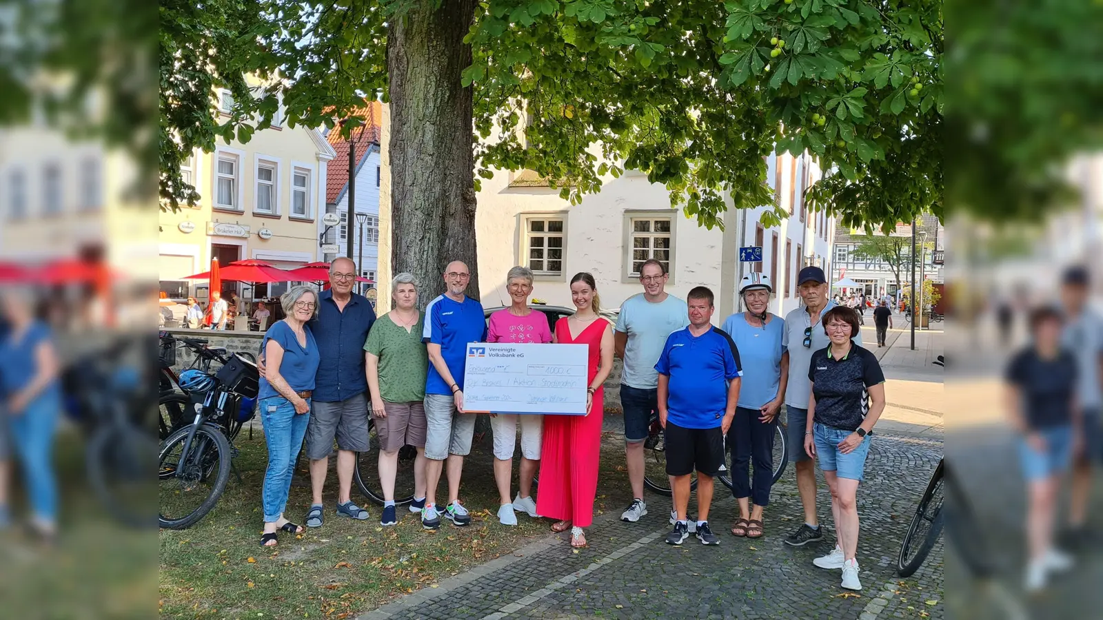 Aus den Händen von Marleen Menne, Volksbank Brakel (Bildmitte), nimmt das Radelteam 2024 der DJK den Preis entgegen. (Foto: Jonas Rauchmann)