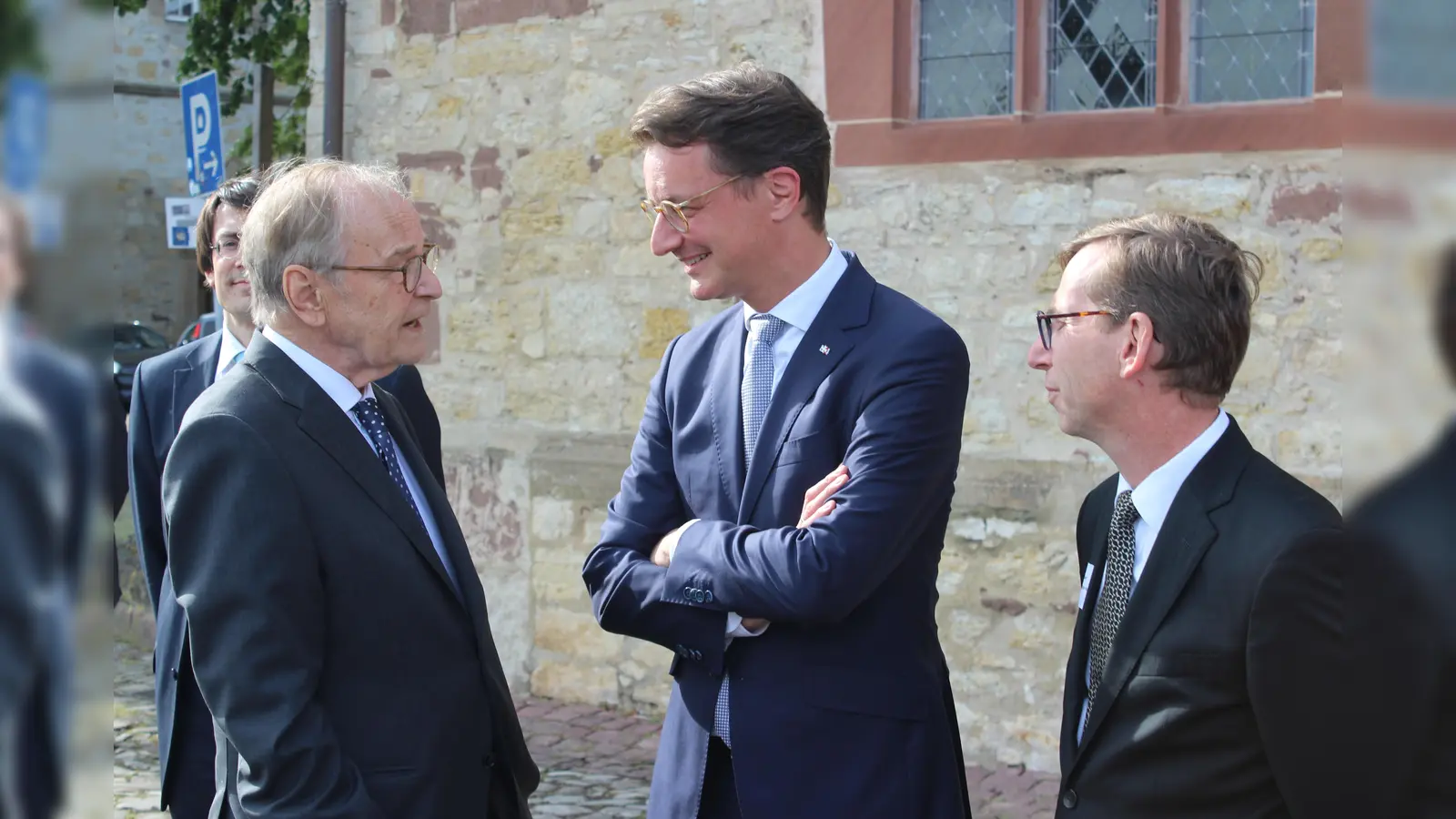 Ministerpräsident Wüst im Gespräch mit Anton Wirmer, Sohn von Josef Wirmer, und Bürgermeister Tobias Scherf. (Foto: Julia Sürder)