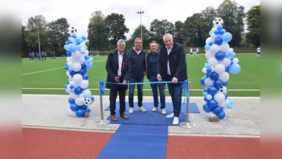 Feierliche Eröffnung (v.l.): Bundestagsabgeordneter Christian Haase, Gerhard Fickert (Firma Rathert), Vereinsvorsitzender Michael Heine und Bürgermeister Daniel Hartmann beim Durchtrennen des Bandes. (Foto: Stadt Höxter)