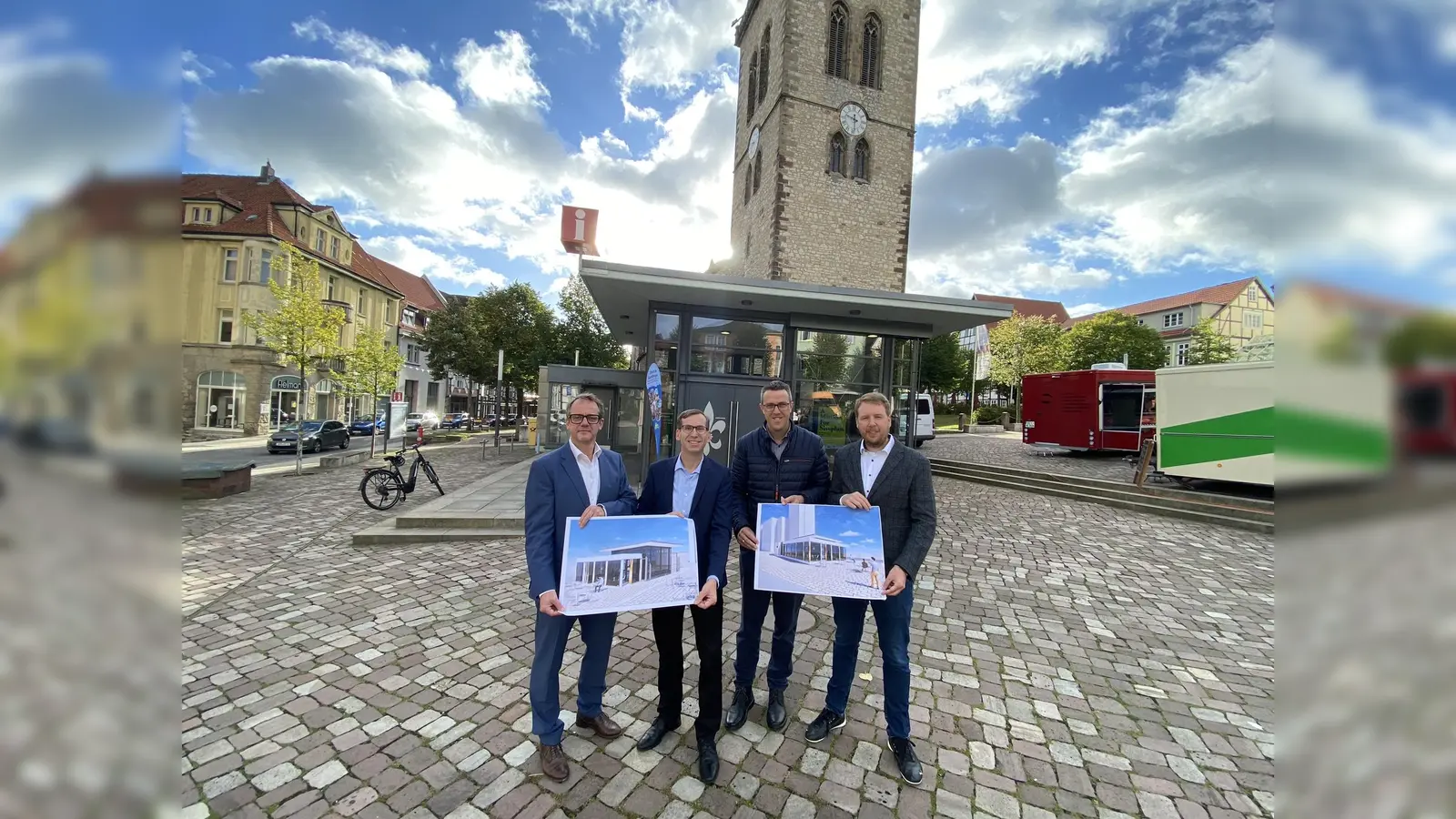 Der Geschäftsführer der Stadtwerke Warburg GmbH Leander Sasse, Bürgermeister Tobias Scherf, der erste Beigeordnete Andreas Niggemeyer und Wirtschaftsförderer Sören Spönlein vor dem Gebäude auf dem Neustadtmarktplatz. (Foto: Stadt Warburg)