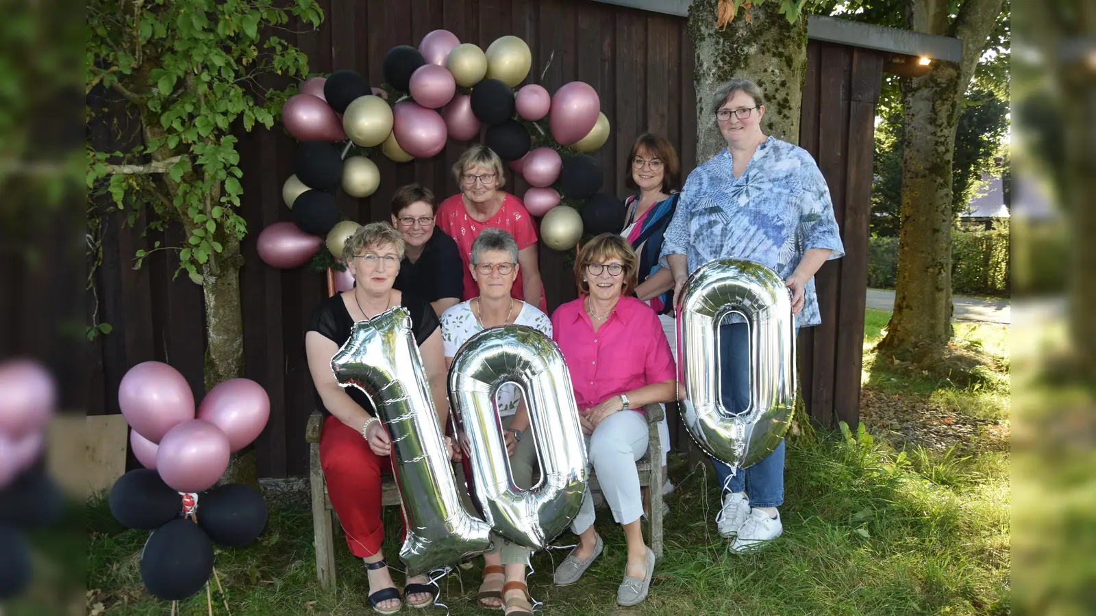 Nehmen zum Geburtstagsfoto Platz (v.l.): Friederike Rehermann, Yvonne Otto, Marita Beine (hinten), Marita Otto (vorn), Christel Anke, Beatrix Meyer und Dorothea Lotze. (Foto: Marc Otto)