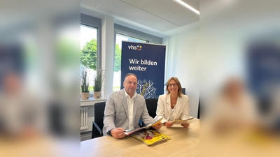 Landrat Michael Schünemann und KVHS-Leiterin Corinna Schmidt. (Foto: Landkreis Holzminden)