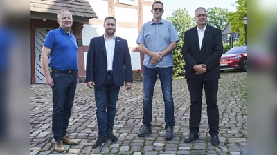 Der Lions-Club Hofgeismar spendete 25.000 Euro für die Opfer der Flutkatastrophe Anfang August in Gottsbüren und Gieselwerder (v.l.): Wolfgang Rüdiger (Vorsitzender Lions-Förderverein), Manuel Zeich (Bürgermeister Trendelburg), Cornelius Turrey (Bürgermeister Wesertal) und Dennis Gerland (Präsident Lions-Club Hofgeismar). (Foto: Stefan Bönning)