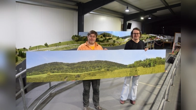 Norbert Sickmann und Karl Fischer präsentieren eine Hälfte des neuen Panorama. Die andere Hälfte wurde bereits platziert. (Foto: Marc Otto)