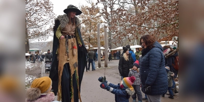 Beim Kinderfischen: Die Stelzenhexe köderte kleine Besucher mit Süßigkeiten. (Foto: Marc Otto)