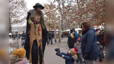 Beim Kinderfischen: Die Stelzenhexe köderte kleine Besucher mit Süßigkeiten. (Foto: Marc Otto)