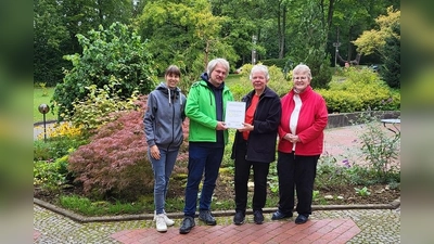 Leiterin Dorothee Mann (r.) und Dr. Sandra Legge (l.) freuen sich gemeinsam mit Initiatorin und Bildungsreferentin Dagmar Feldmann über die Auszeichnung durch Henning Arnecke vom Naturpark Teutoburger Wald/Eggegebirge.  (Foto: Die Hegge)