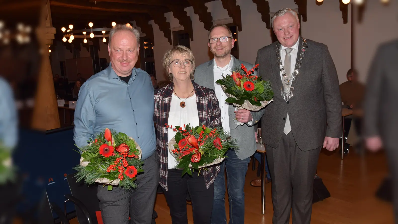 Die Ehrenamtspreisträger 2024 (v.l.): Stefan Risse, Michaela Bast und Diethelm Breker zusammen mit Bürgermeister Daniel Hartmann (Foto: Stadt Höxter)