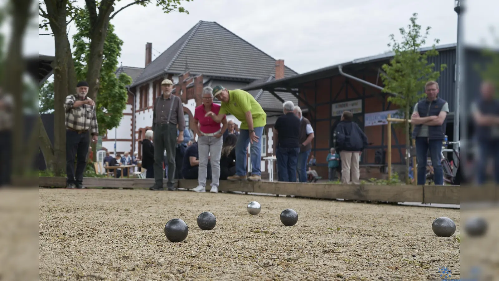 Lädt zu einer gepflegten Partie Boule ein: Der neue Willkommensplatz am Bahnhof Hümme. (Foto: Stefan Bönning)