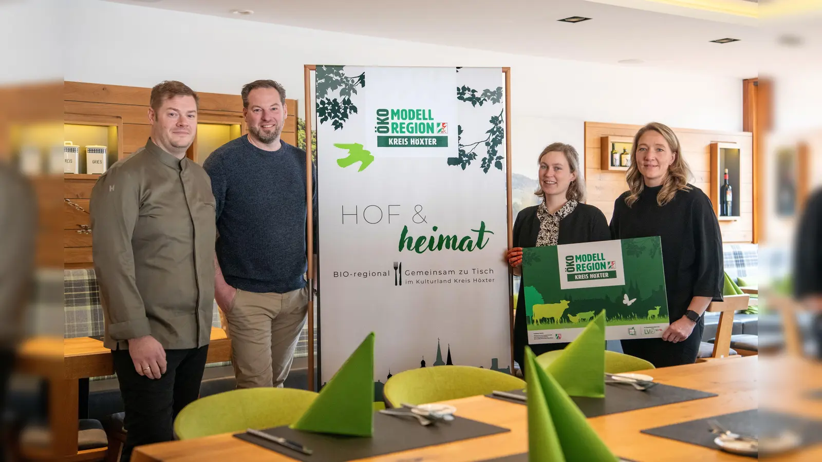 Bereiten die kulinarische Reise durch Hof &amp; Heimat vor (v.l.n.r): Dominique Kirchhoff<br>(Gasthaus Kirchhoff), Heiko Böddeker (GfW, Regionalmarke Kulturland), Lina Schlieper<br>(Öko-Modellregion Kreis Höxter) und Sabrina Kirchhoff (Gasthaus Kirchhoff) (Foto: i.jansen gfw hoexter)