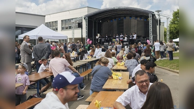 Tolles Programm zum Jubiläum: Die Schülerinnen und Schüler stellten sich und ihre Gustav-Heinemann-Schule mit vielen Angeboten auf dem gesamten Schulgelände vor. (Foto: Stefan Bönning)