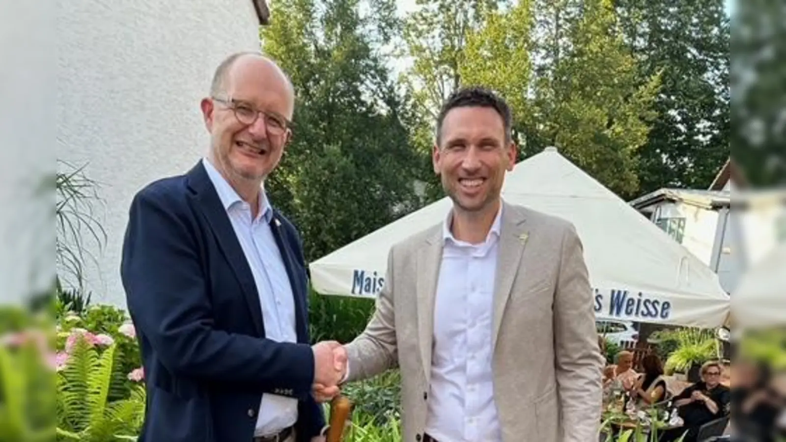 Bei der Übergabe des „Staffelstabes“: Christoph Schreiber übergibt an Frank Wilk. (Foto: privat)