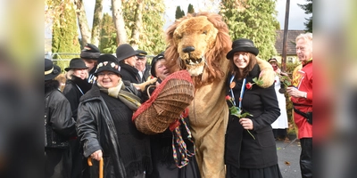 In Lauenförde war der Löwe los und wurde von der alten Garde gezähmt.  (Foto: Barbara Siebrecht)