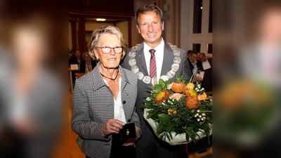 Die ehemalige stellvertretende Landrätin Carola Breker erhält aus den Händen von Landrat Michael Stickeln das Verdienstwappen des Kreises Höxter in Gold. (Foto: Kreis Höxter)