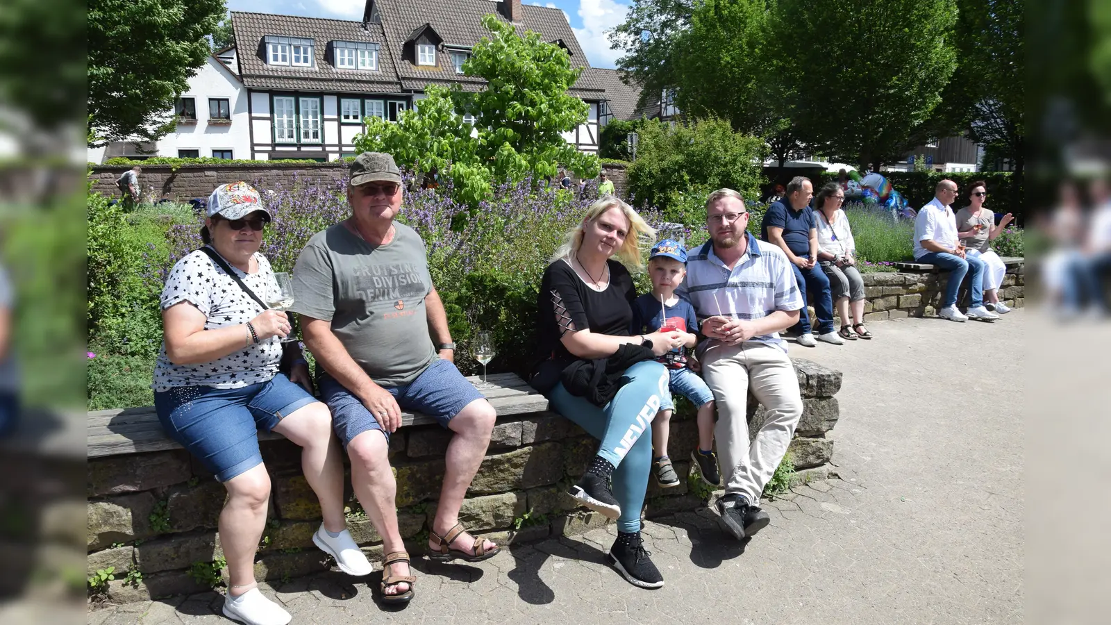 Im Sonnenschein lud der Duftgarten mit zahlreichen Sitzmöglichkeiten zum Verweilen ein. (Foto: Marc Otto)