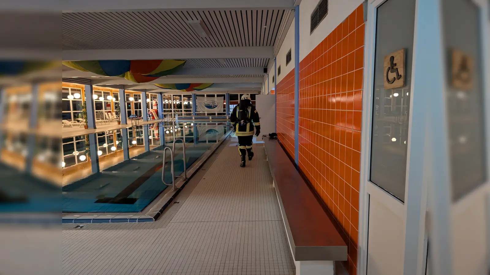 Die Feuerwehr erkundete unter Atemschutz das Hallenbad. (Foto: DLRG)